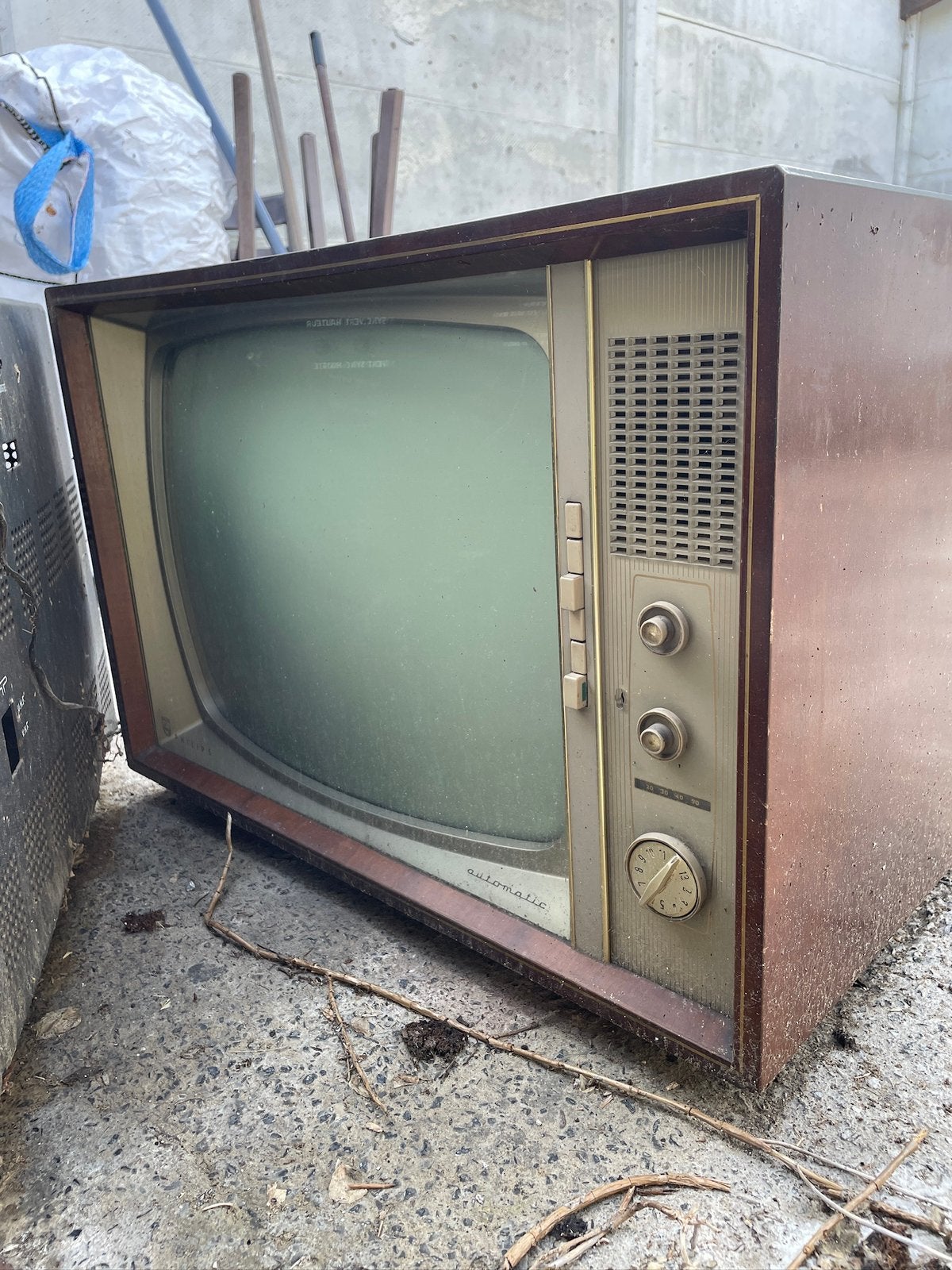 Service de navette gratuit - 2 télévisions vintage, Antiquités & Art, Antiquités | TV & Hi-Fi, Enlèvement