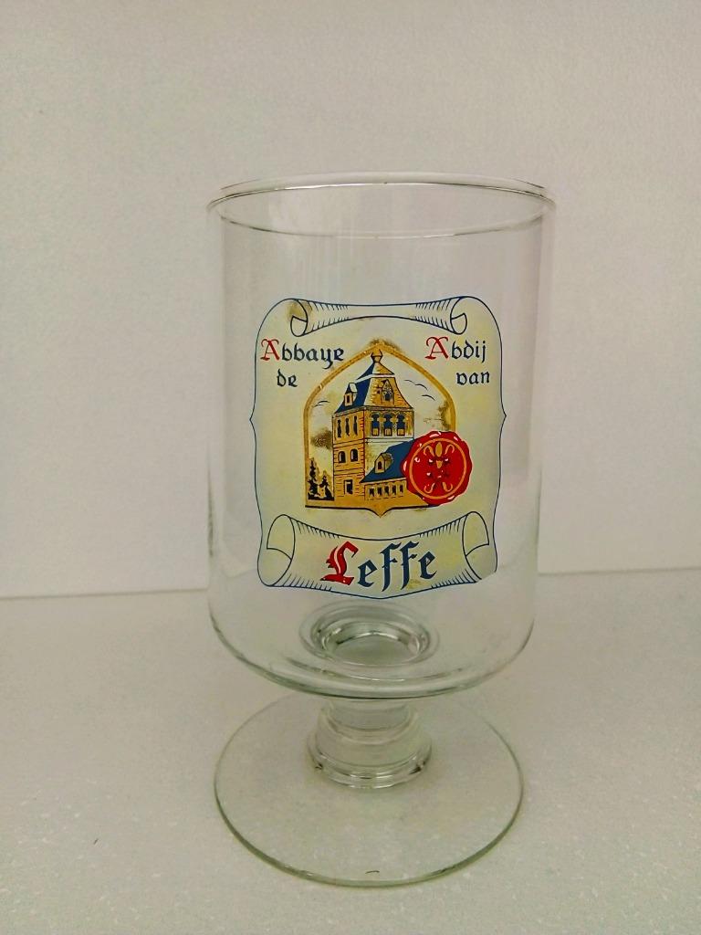 Ancien verre sur pied ABBAYE DE LEFFE  parchemin, Enlèvement ou Envoi, Comme neuf, Verre ou Verres, Leffe