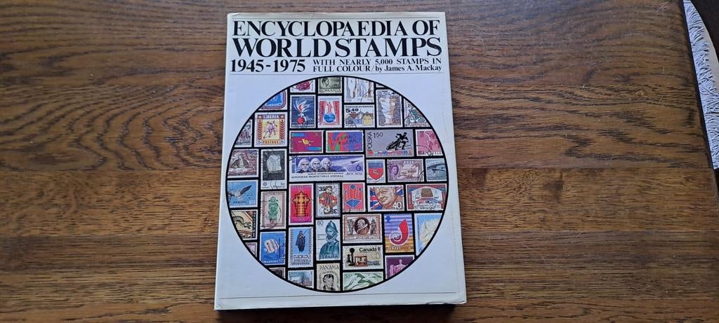 Postzegelboek Encyclopaeddia of Worldstamps 1945-1975, Ophalen of Verzenden