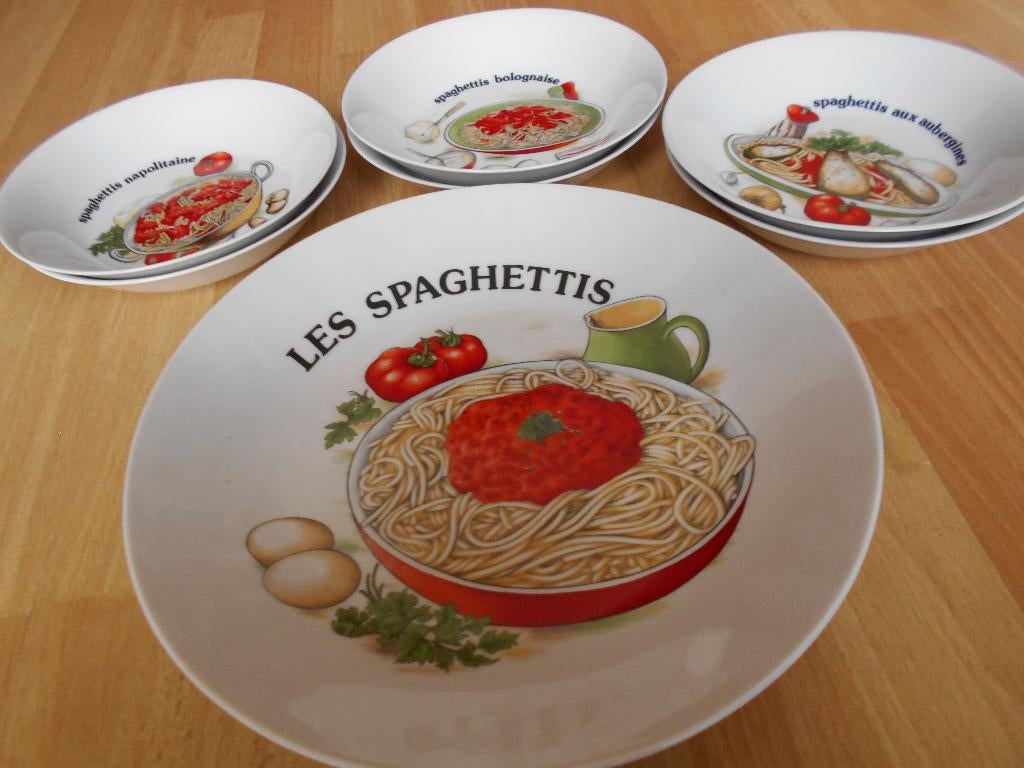 Service à spaghettis neuf, Maison & Meubles, Neuf, Assiettes(s), Enlèvement, Autres styles