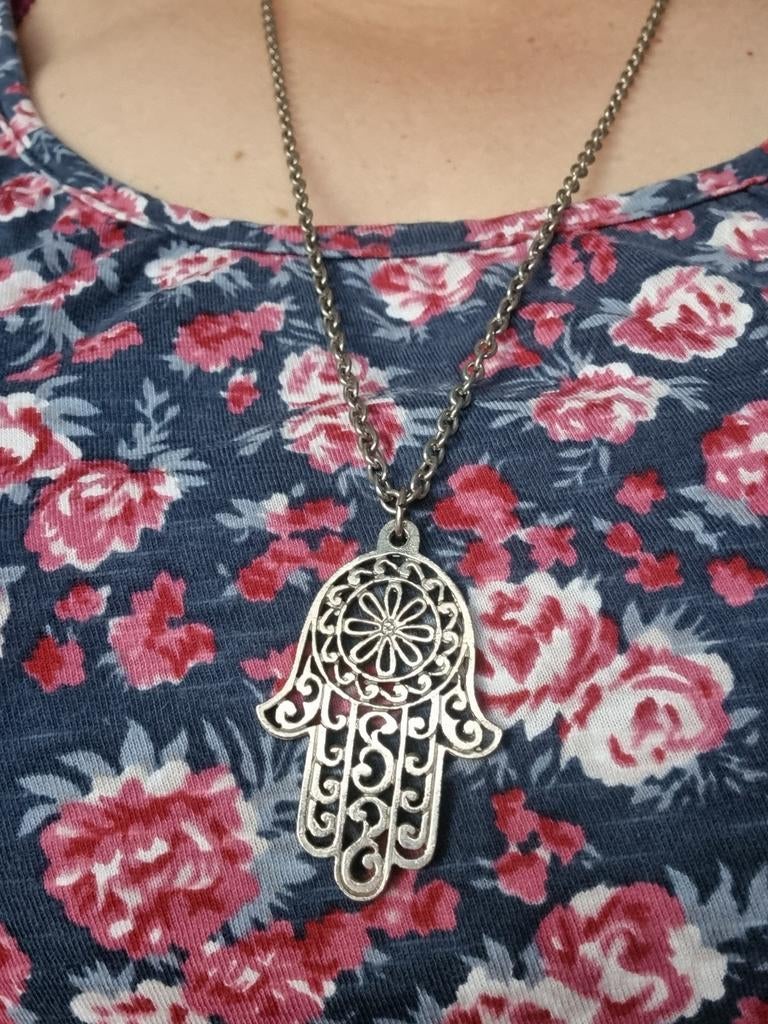 Collier avec une main stylisée tour chaîne 68 cm, Enlèvement ou Envoi, Comme neuf