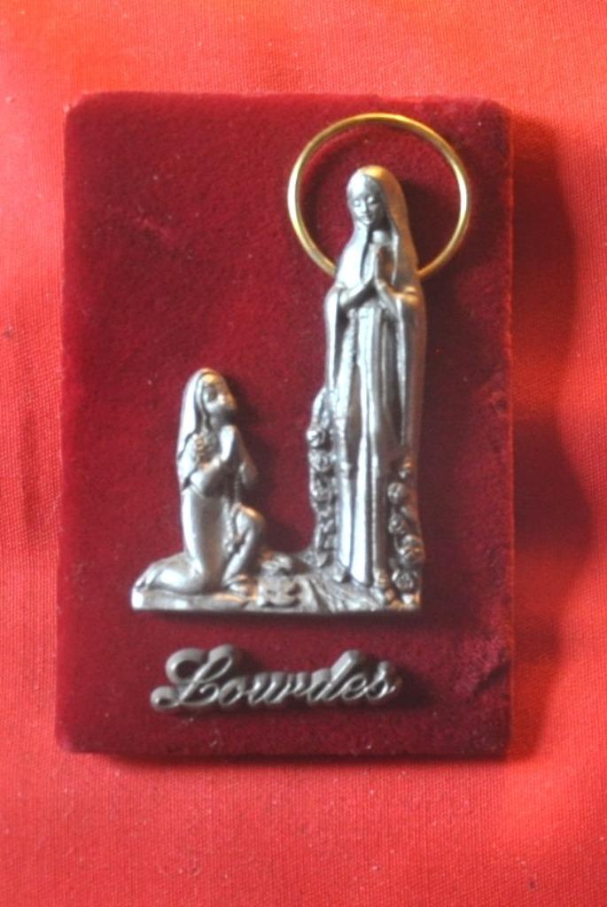 cadre souvenir lourde etain sur velours, Antiquités & Art, Antiquités | Objets religieux, Enlèvement ou Envoi