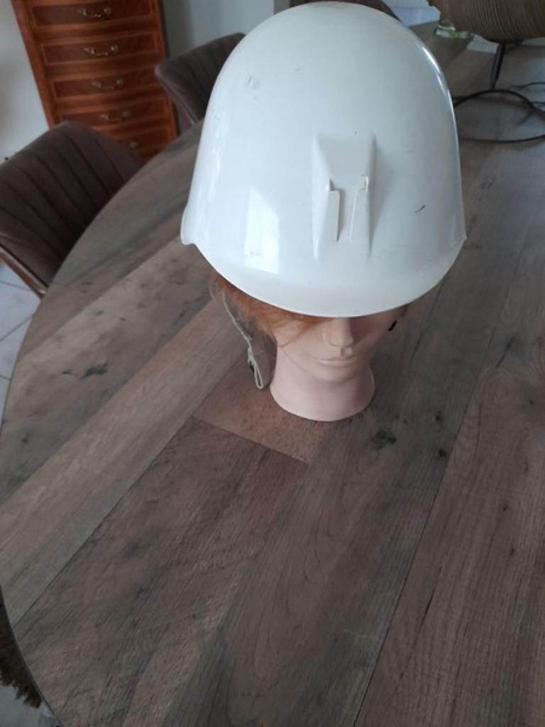 Oude witte helm, Verzamelen, Ophalen of Verzenden, Overige soorten, Helm of Baret