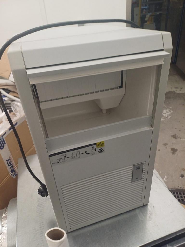Machine à glaçons professionnelle BREMA – 35 kg / 24 h