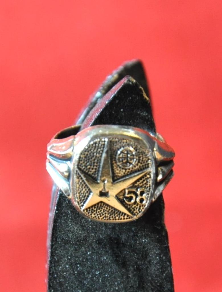 bague de l'exposition Bruxelles 1958 taille 51, Collections, Collections Autre, Enlèvement ou Envoi, Comme neuf