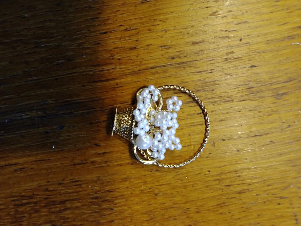 Broche mand met bloemen, Overige materialen, Minder dan 4 cm, Ophalen of Verzenden, Zo goed als nieuw