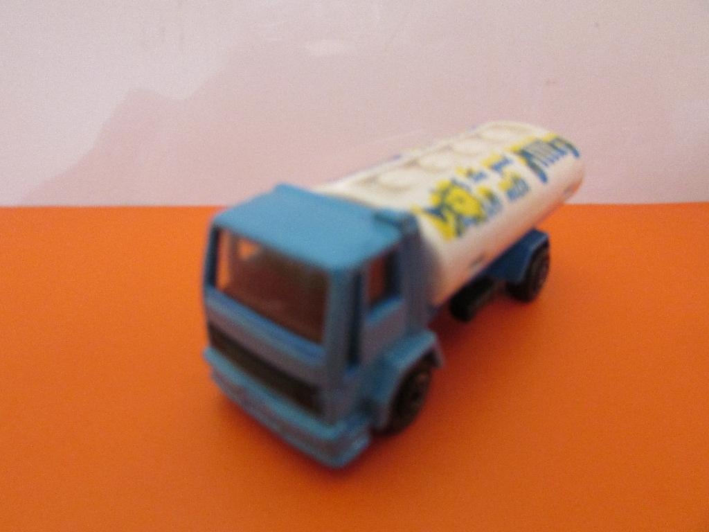CAMION-CITERNE FORD, TRANSPORT DE LAIT, MAJORETTE, Enlèvement ou Envoi, Comme neuf, Bus ou Camion