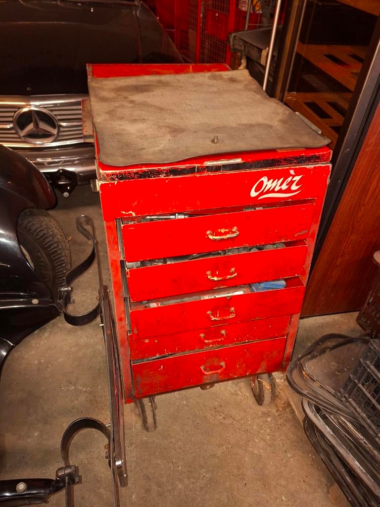 Oude retro gereedschapswagen, Ophalen