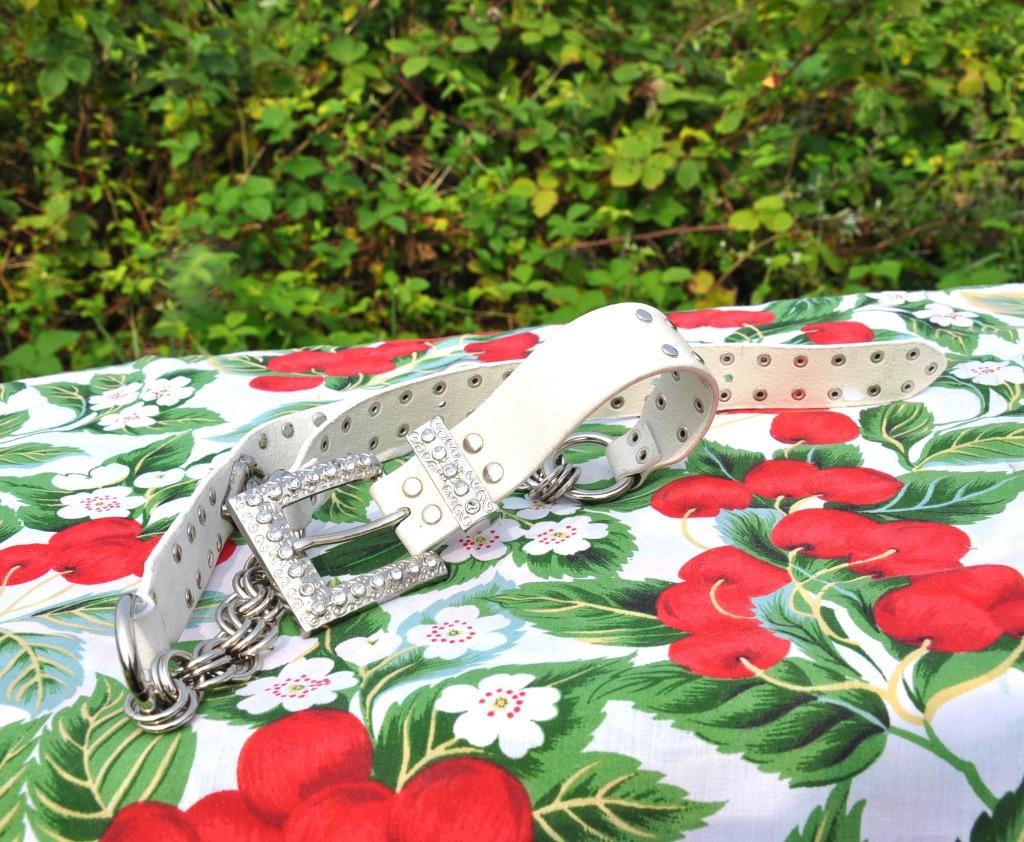 ceinture femme cuir blanc clouté +chaine taille 85, Cuir véritable, Enlèvement ou Envoi, 80 à 90 cm, Porté