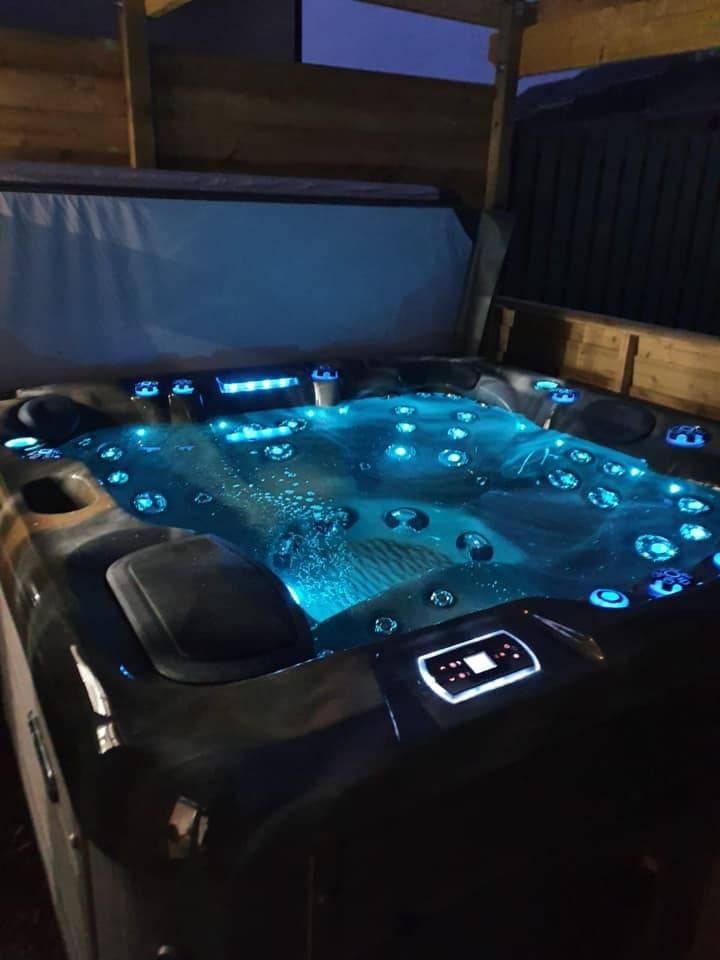Nieuw 5-pers jacuzzi 65 jets 3 pompen Muziek geïsoleerde, Tuin en Terras, Ophalen, Nieuw