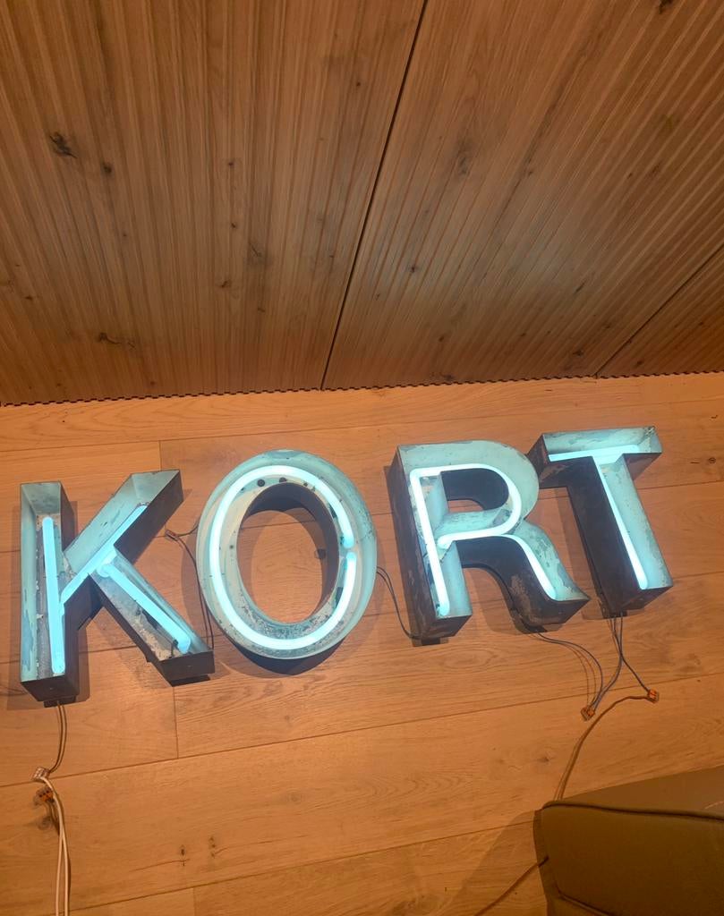 Neon letters kort, Ophalen