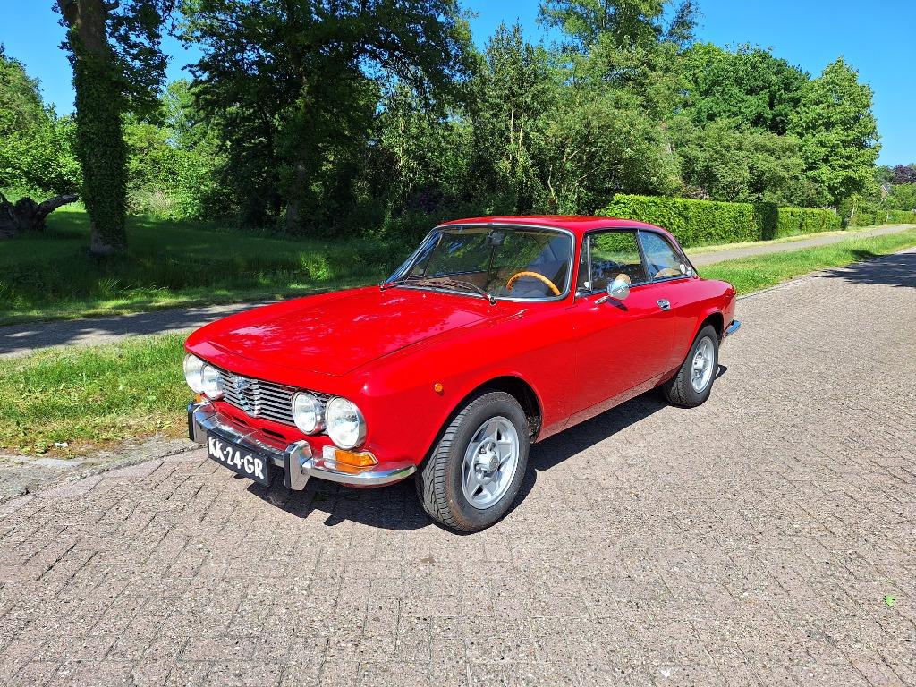Alfa Romeo 2000 GTV Bertone 1972 rood 44000 km gerestaureerd, Auto's, 4 zetels, Achterwielaandrijving, 0 kg, Leder