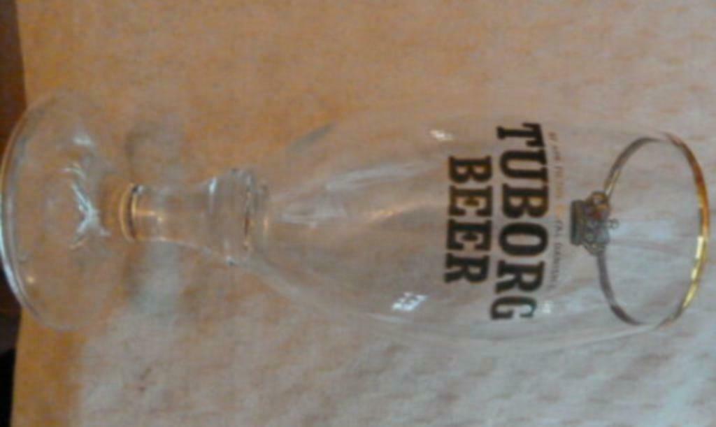 #N bier glas TUBORG BEER By app. to the Royal Danish Court, Ophalen of Verzenden, Nieuw, Bierglas