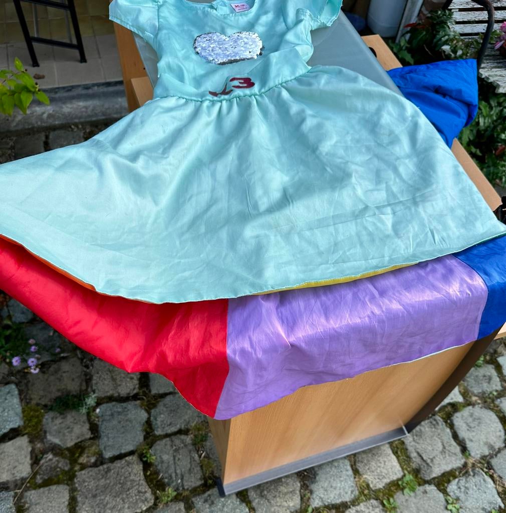 K3 kleedje 6-8jaar regenboog, Kinderen en Baby's, Carnavalskleding en Verkleedspullen, Ophalen of Verzenden, Zo goed als nieuw