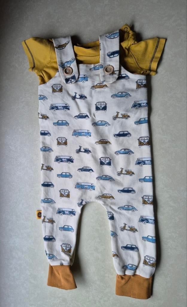 Stoffen salopette met voertuigen en mosterdkleurig T-Shirt, Ophalen of Verzenden, Zo goed als nieuw, Jongetje, Setje