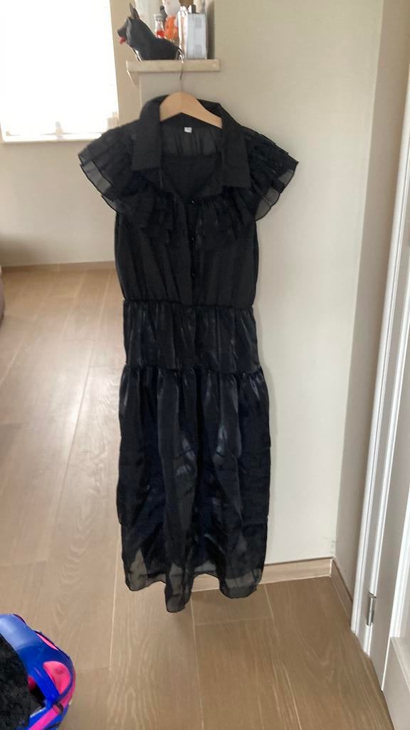 Wednesday verkleedjurk + sleeves + pruik, Kinderen en Baby's, Carnavalskleding en Verkleedspullen, Ophalen of Verzenden, Zo goed als nieuw