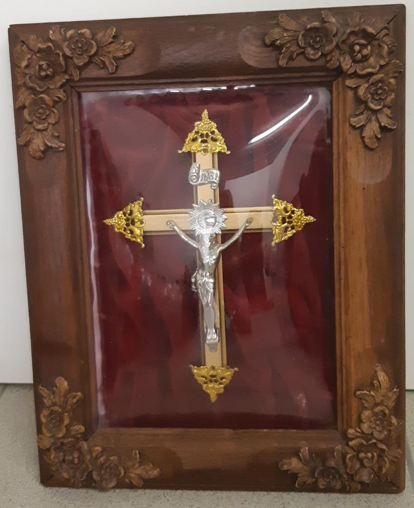 Crucifix ancien sous verre convexe, Enlèvement