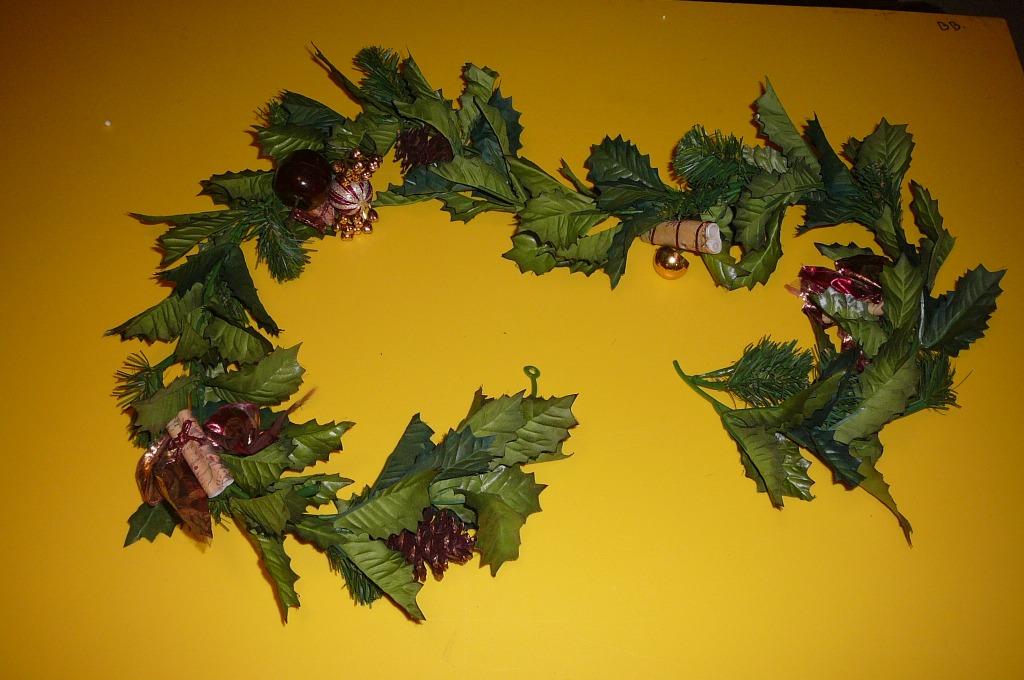 Kerstversiering  :  2 Kerstslingers met versiering, Diversen, Kerst, Ophalen of Verzenden