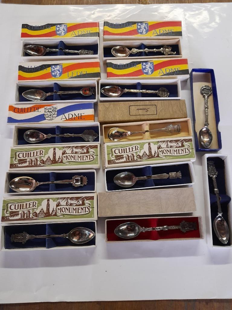 Souvenirlepeltjes, Ophalen