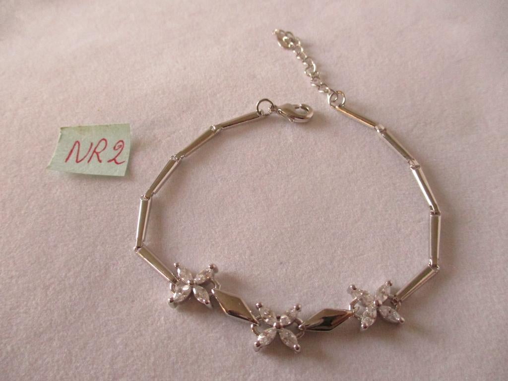 kettingen ringen armbanden oorbellen setjes juwelen enz, Nieuw, Ophalen of Verzenden, Zilver, Met bedels of kralen