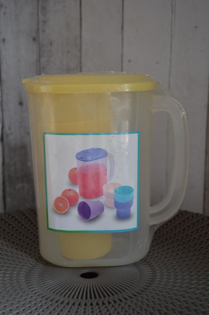 Kan/maatbeker en 4 drinkbekers geel plastiek, Caravans en Kamperen, Ophalen of Verzenden, Nieuw