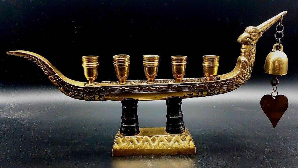 Thaise kandelaar drakenboot, Ophalen