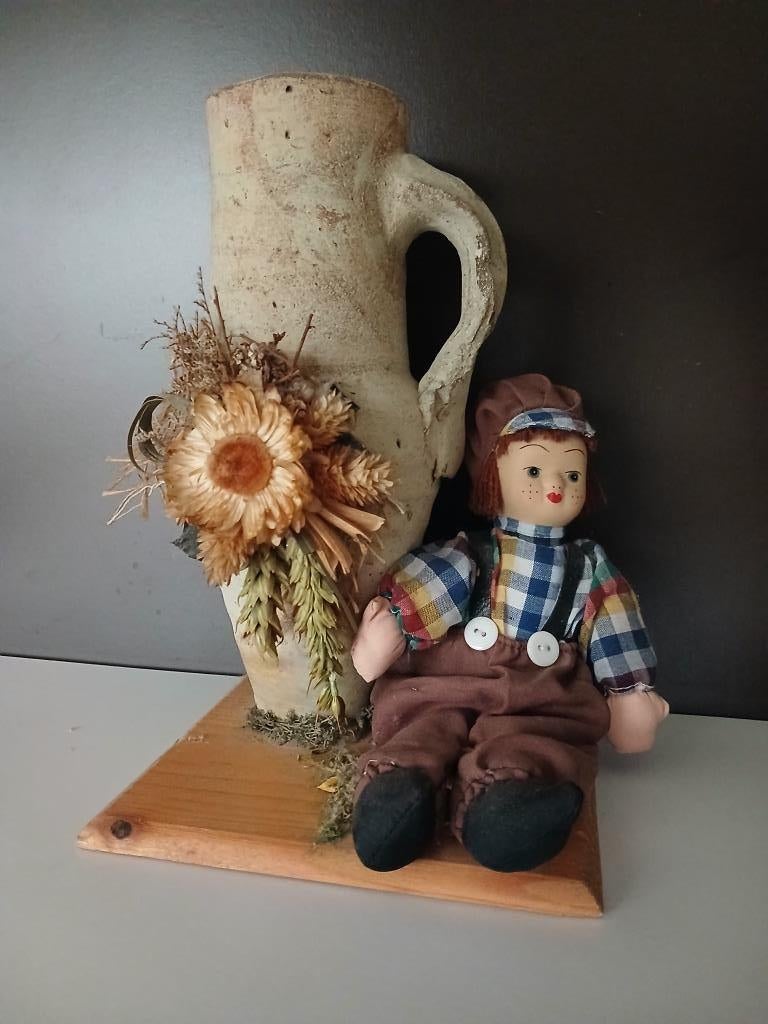 Poupée de chiffon et amphore en poterie sur socle en bois, Moins de 50 cm, Autres couleurs, Enlèvement, Utilisé