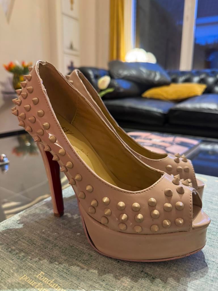 Christian Louboutin Pumps, Kleding | Dames, Schoenen, Ophalen of Verzenden, Zo goed als nieuw, Pumps