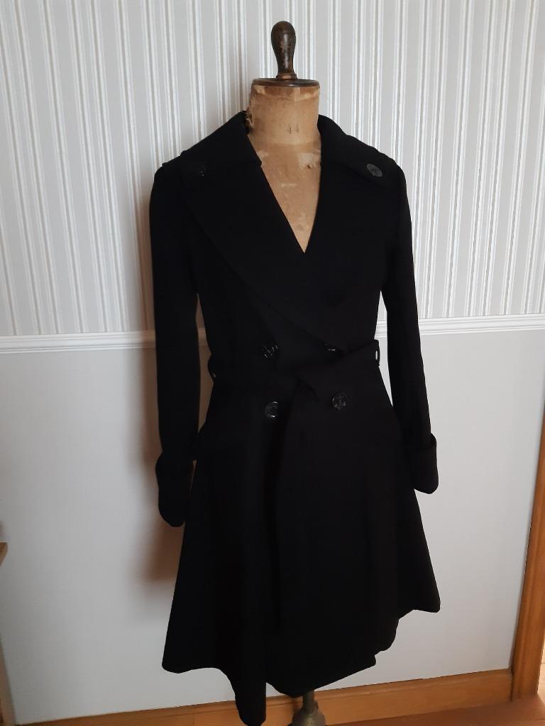 Hell Bunny wijduitlopende zwarte mantel tussenseizoen maat S, Ophalen of Verzenden, Zo goed als nieuw, Maat 36 (S), Zwart