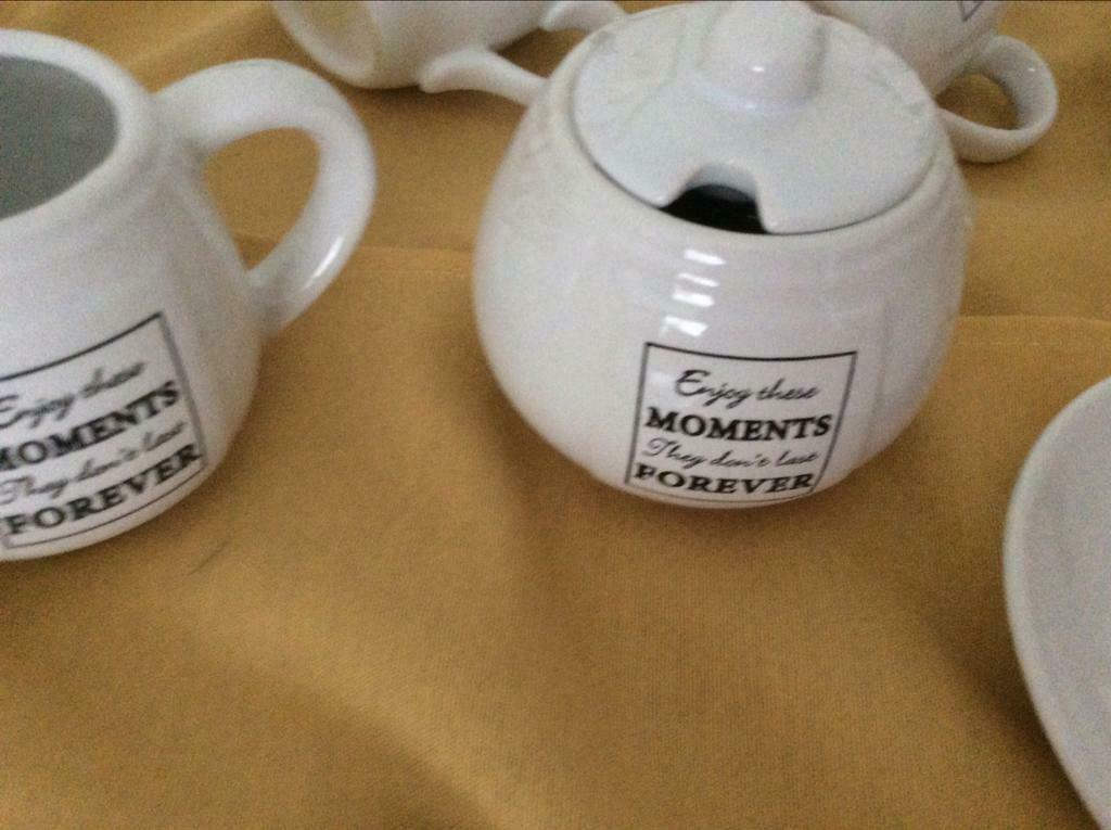 Wit servies.met spreuk Suikerpot,melkkan,  6 personen   €16, Enlèvement ou Envoi