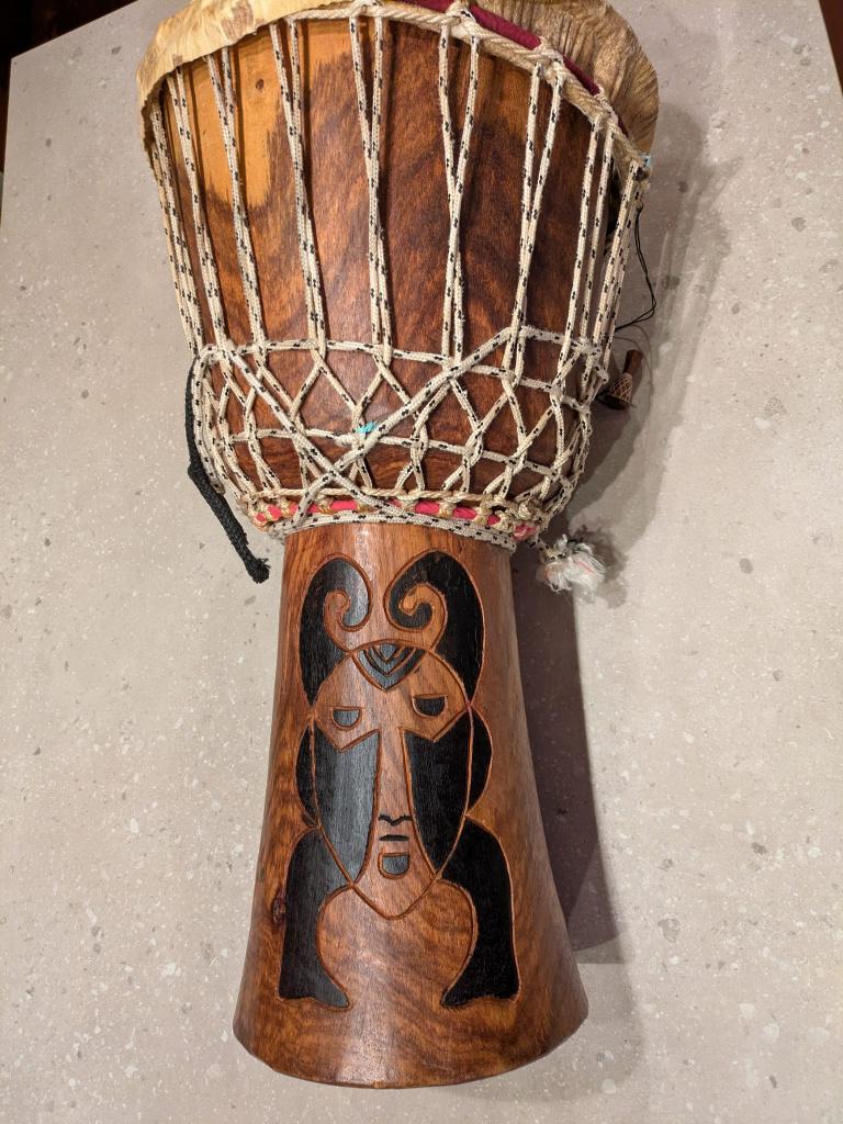 Excellent djembe H 64cm, peau déchirée, Enlèvement