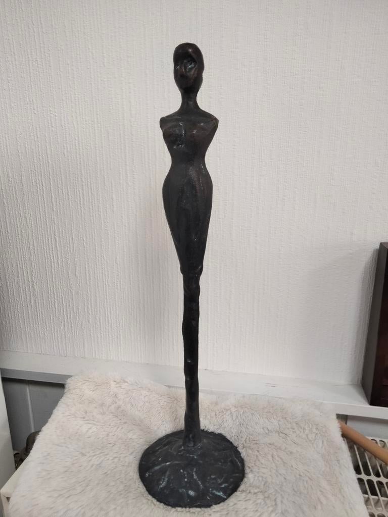 Vrouw in  metaal.45 cm hoogte . sculptuur., Antiek en Kunst, Ophalen