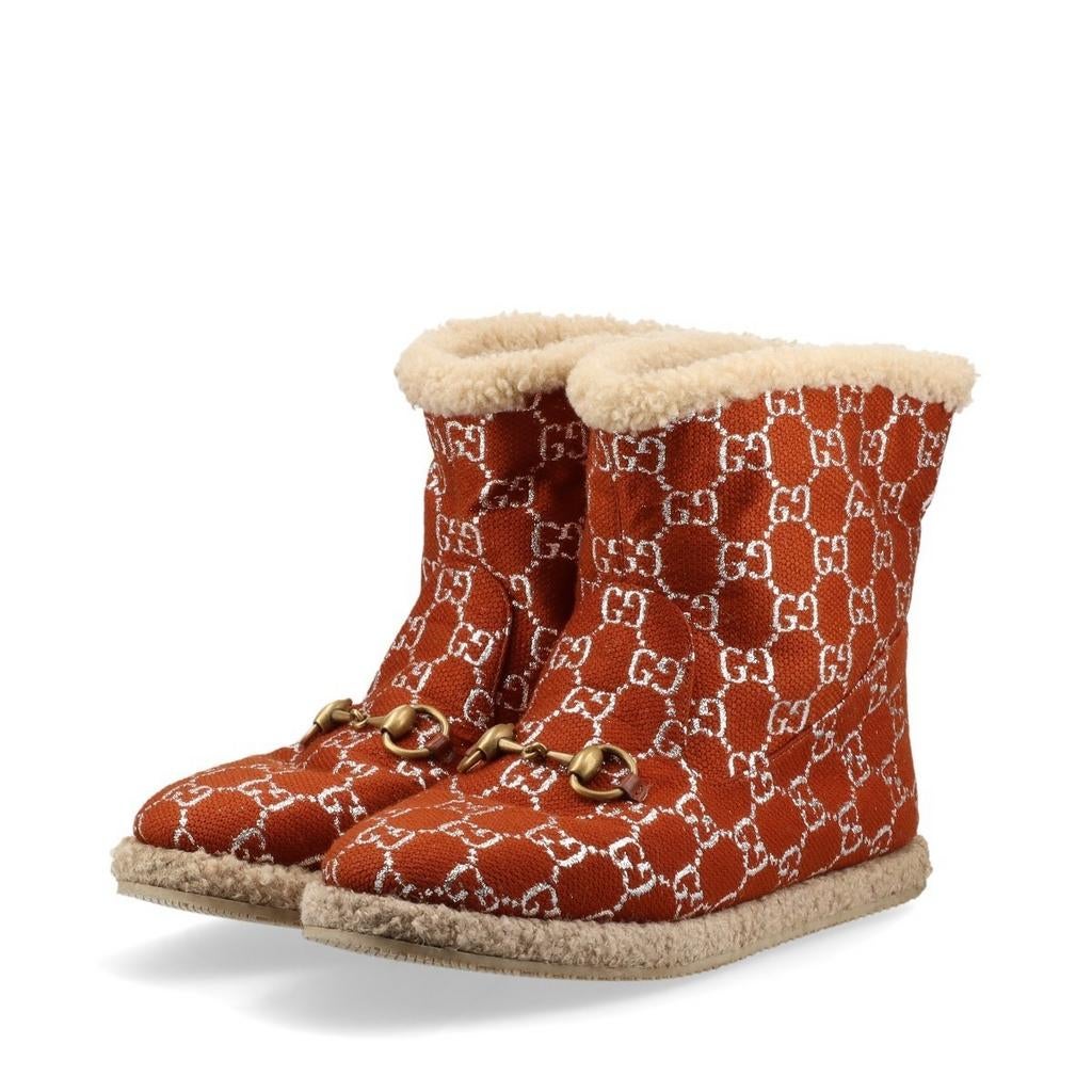 Bottes fourrées Gucci 38, Gucci, Bottes de neige, Porté, Orange