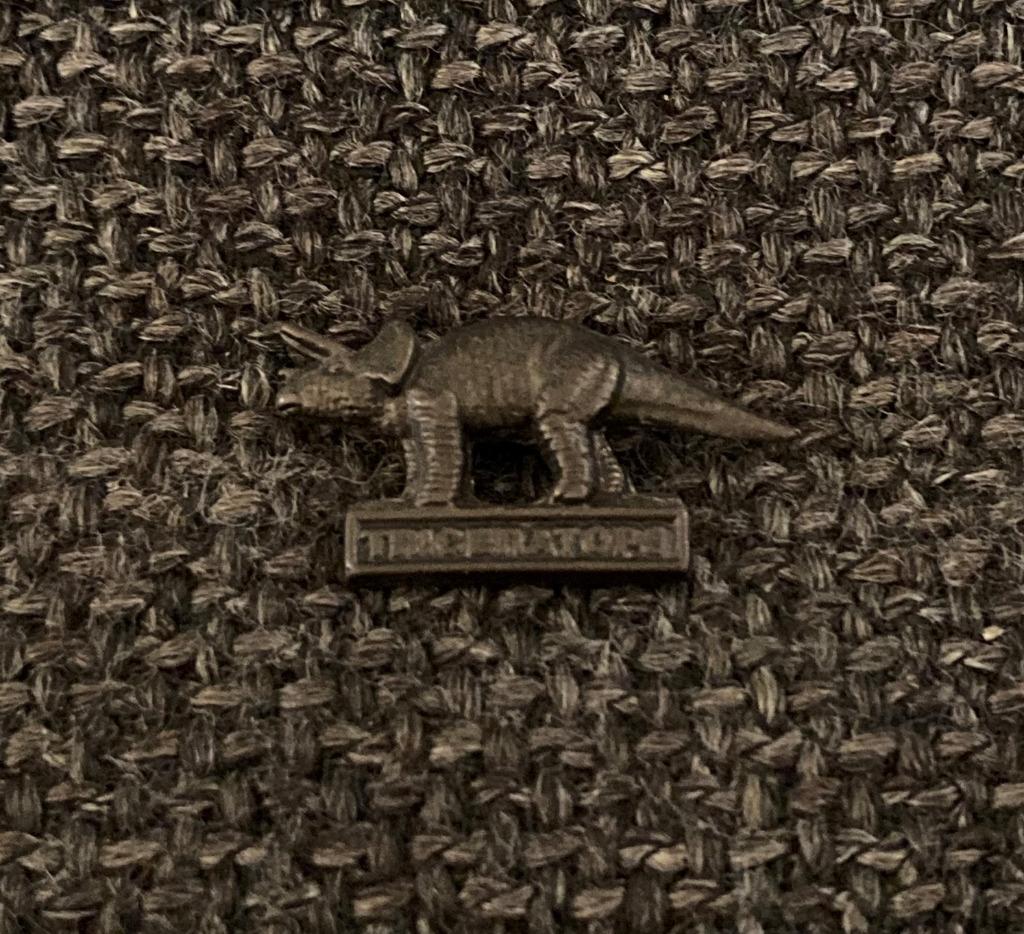 PIN - DINO - DINOSAURUS - DINOSAURE - TRICERATOPS, Envoi, Utilisé, Animal et Nature, Insigne ou Pin's