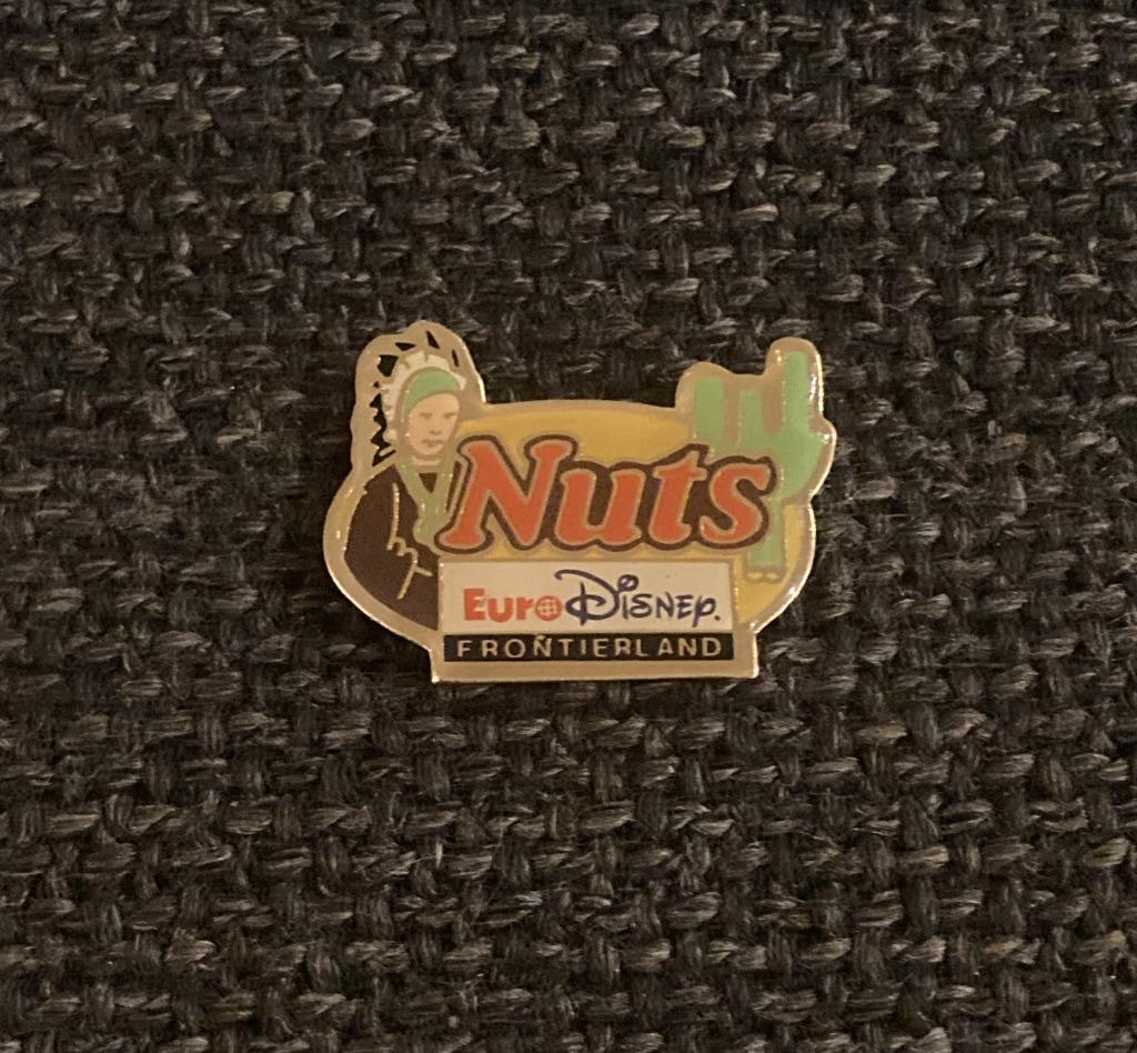 PIN - EURO DISNEY - FRONTIERLAND - NUTS, Verzenden, Gebruikt, Overige onderwerpen, Speldje of Pin
