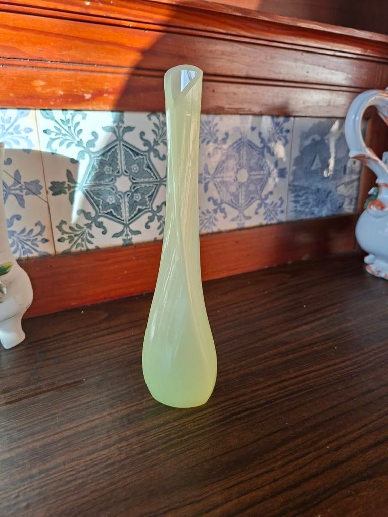 Vase ancien en opaline vert pâle jade laiteux, Enlèvement ou Envoi