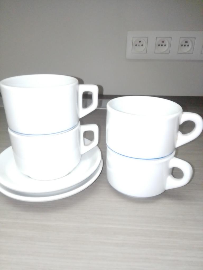 koffietassen en ondertassen, Ophalen, Zo goed als nieuw, Aardewerk, Kop(pen) en/of Schotel(s)