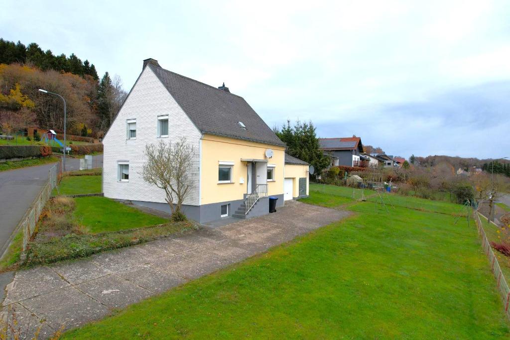 Rustig gelegen, vrijstaand woonhuis met uitzicht in de Eifel, Immo, Buitenland, Duitsland, Woonhuis, Dorp