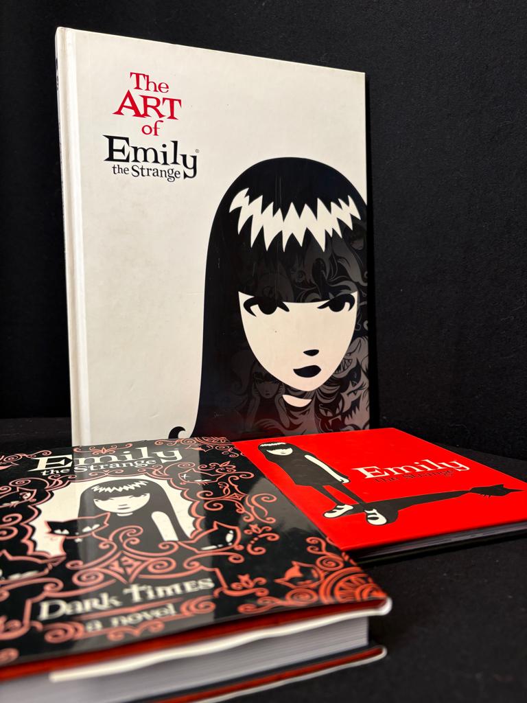 EMILY THE STRANGE, 3 boeken Engelstalig 2010, Boeken, Kunst en Cultuur | Beeldend, Zo goed als nieuw, Schilder- en Tekenkunst