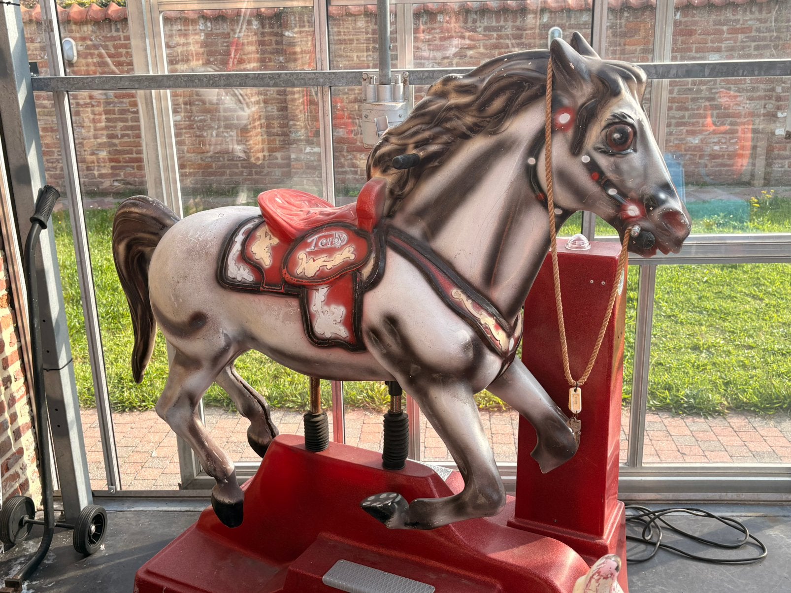 Vintage Kiddy Ride Paard “Terry” – werkend – muntinworp, Enlèvement, Utilisé