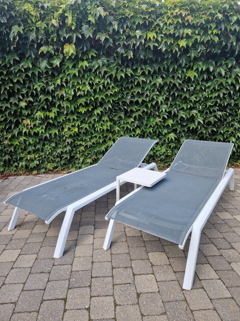 Te koop: 2 aluminium tuinligbedden + bijpassend tafeltje, Jardin & Terrasse, Enlèvement, Utilisé, Aluminium
