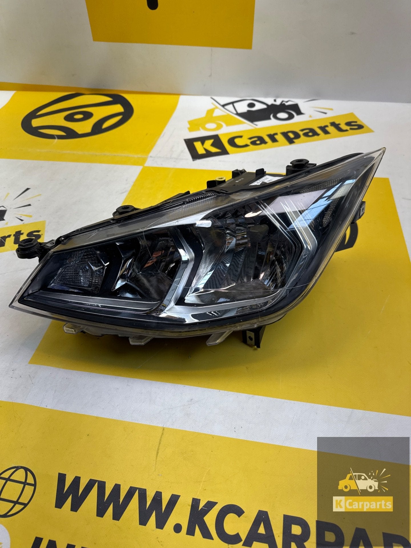 Phares Seat Ibiza Koplamp Links 6F H7 Links, Autovia A-2, Km 585 585
08760  Martorell, ES, SEAT S.A., Utilisé, Customercare@seat.es