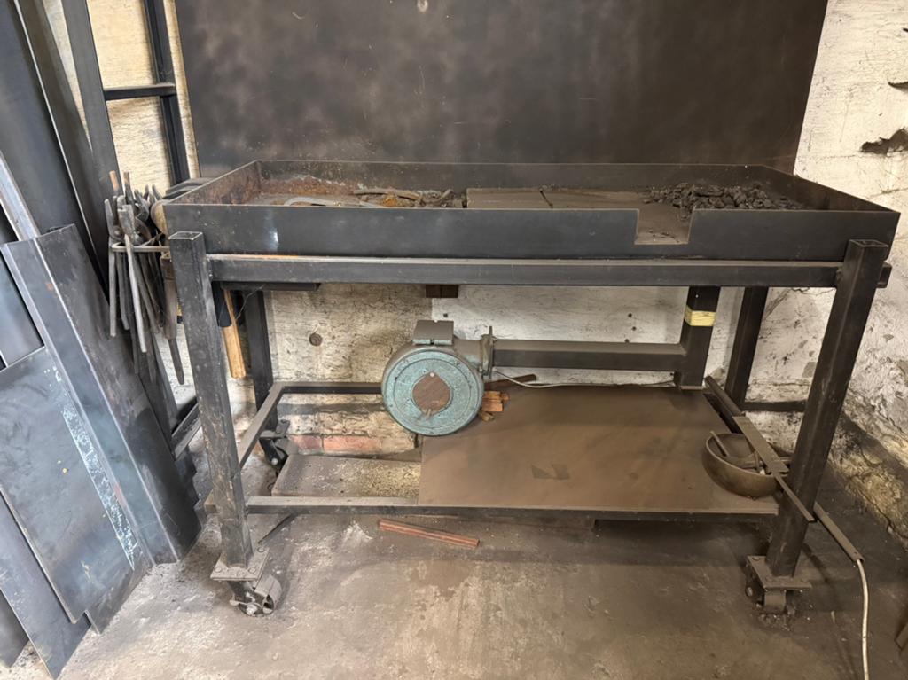 Smeedvuur, aambeeld, smeedgereedschap, Enlèvement
