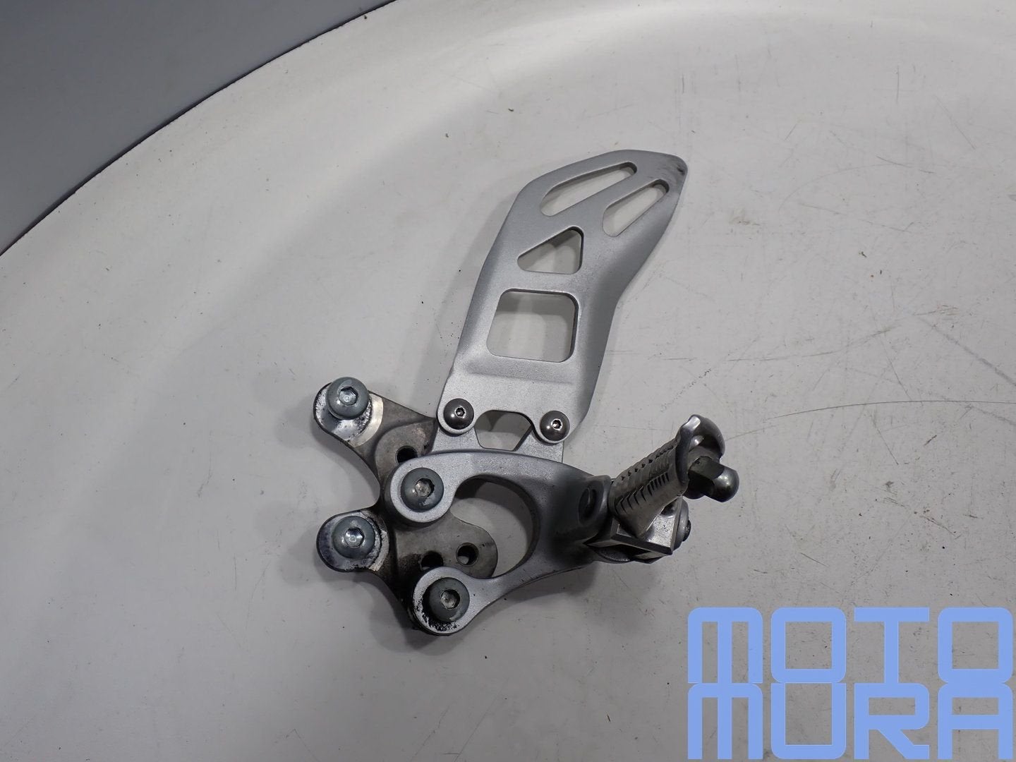 Repose-pied gauche Suzuki GSXR 600 750 L1 L5 2011 - 2017 GSX, Motos, -, Utilisé, -, -