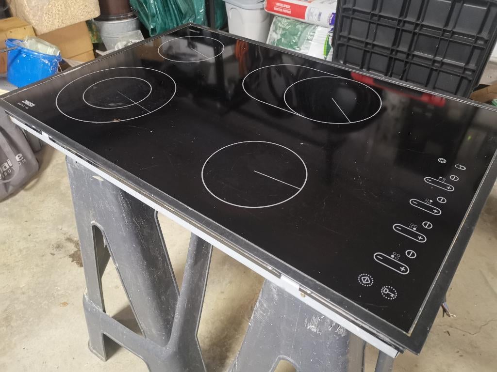 Table de cuisson vitrocéramique, Electroménager, Tables de cuisson, Utilisé, Encastré, 4 zones de cuisson, Enlèvement