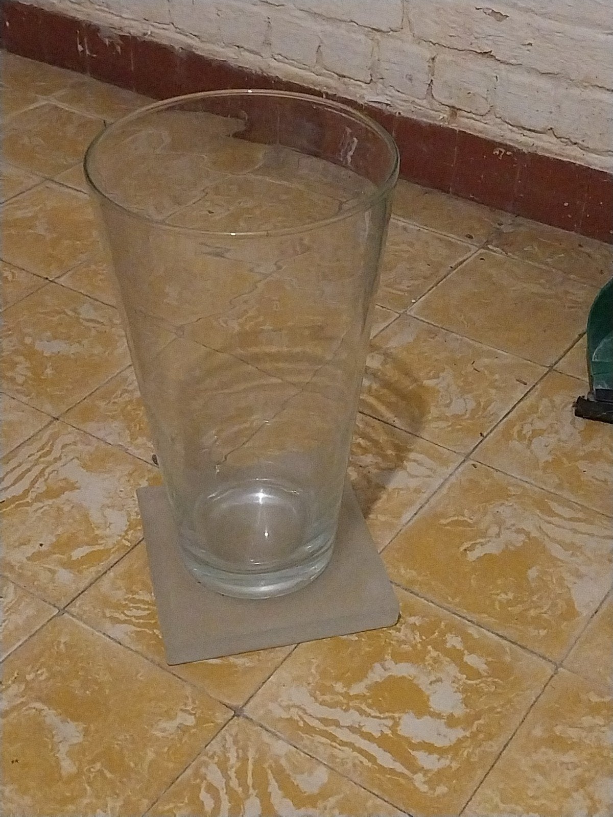 Grand solide stable vase en verre epais sue socle, Enlèvement, Verre