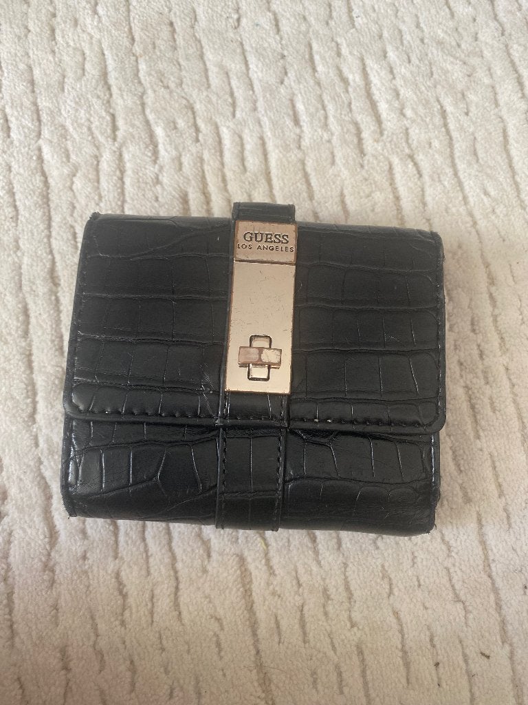 Portefeuille noir effet croco Guess, Bijoux, Sacs & Beauté, Porte-monnaie & Portefeuilles, Enlèvement ou Envoi, Utilisé, Noir