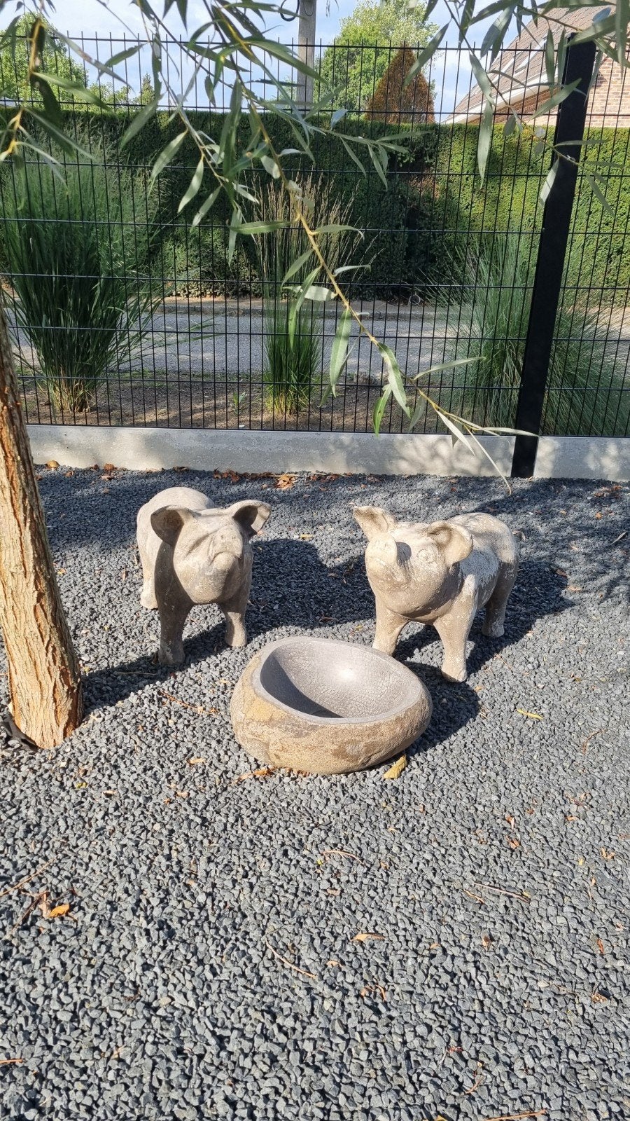 2 landelijke varkentjes met eet trog ., Tuin en Terras, Ophalen, Zo goed als nieuw, Steen