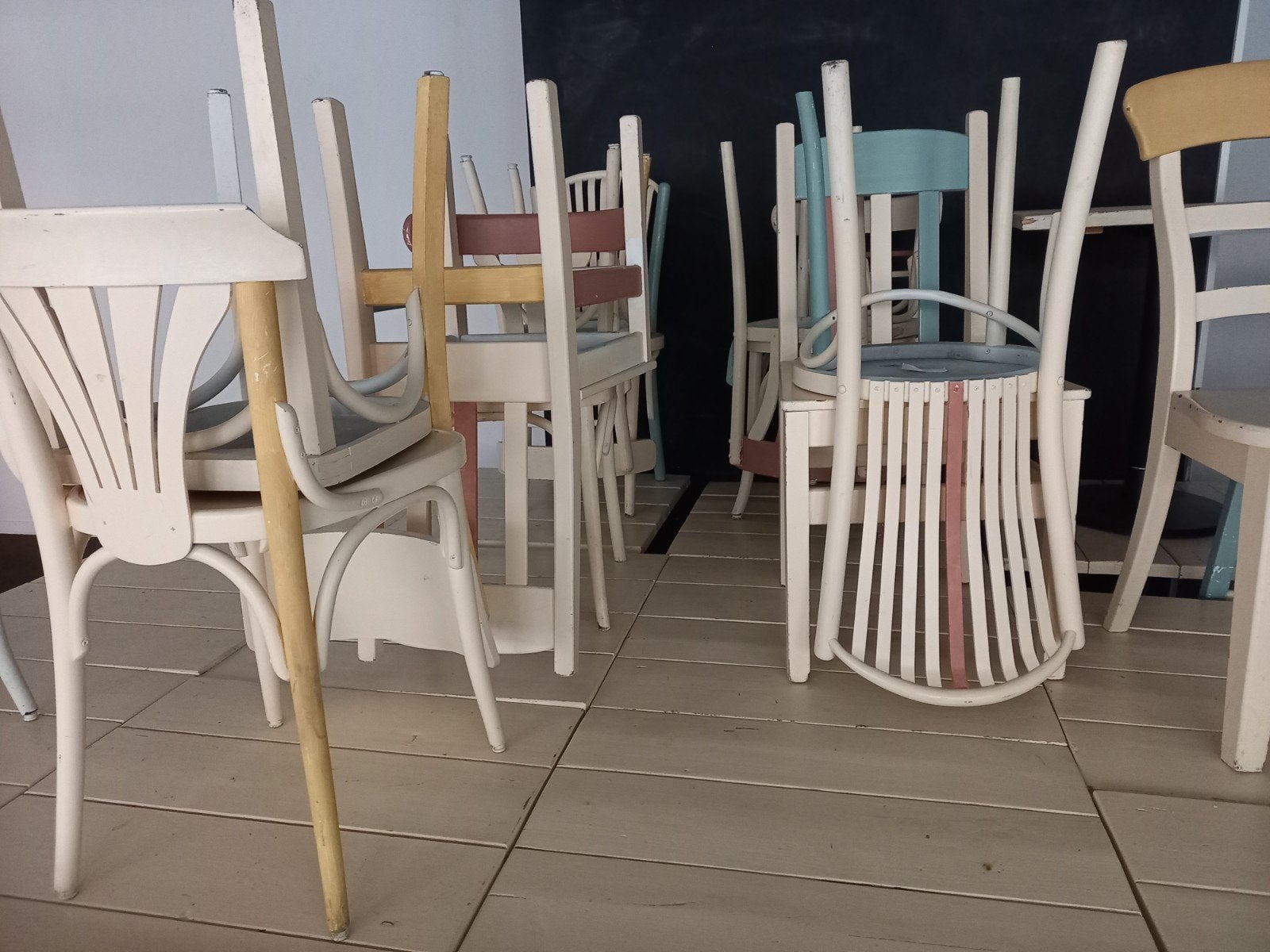 Lot 40 chaises en bois, Enlèvement, Cinq, Six Chaises ou plus, Utilisé, Bois