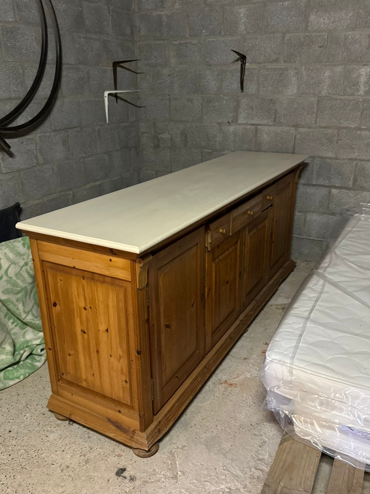 Buffet en bois, Maison & Meubles, Armoires | Dressoirs, Comme neuf, Avec tiroir(s), Avec porte(s), Pin, Enlèvement